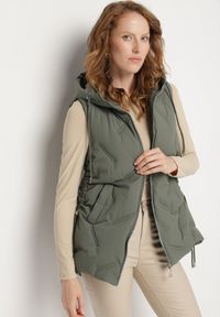 Born2be - Zielona Casualowa Kamizelka z Kapturem i Pikowanymi Przeszyciami Caletta. Okazja: na co dzień. Typ kołnierza: kaptur. Kolor: zielony. Materiał: jeans. Styl: casual #2