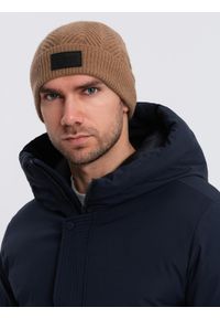 Ombre Clothing - Dzianinowa męska czapka o sweterkowym splocie z naszywką – jasnobrązowa V4. Kolor: brązowy. Materiał: dzianina. Wzór: aplikacja, ze splotem. Styl: casual, klasyczny #1