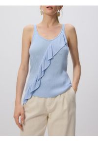 Reserved - Top z falbaną - jasnoniebieski. Kolor: niebieski. Materiał: prążkowany, wiskoza, dzianina. Styl: klasyczny #1