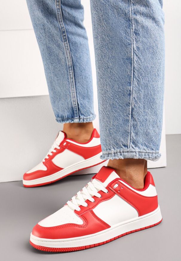 Renee - Biało-Czerwone Sznurowane Sneakersy na Płaskiej Podeszwie z Imitacji Skóry Bioriana. Okazja: na co dzień. Kolor: biały. Materiał: skóra. Obcas: na płaskiej podeszwie