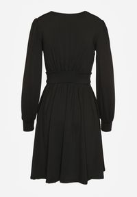 Renee - Czarna Sukienka z Wiskozą o Rozkloszowanym Kroju Selaitea. Okazja: na randkę. Typ kołnierza: dekolt w serek. Kolor: czarny. Materiał: wiskoza. Styl: elegancki #2