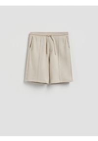 Reserved - Szorty regular fit z włóknem bambusowym - beżowy. Kolor: beżowy. Materiał: włókno #1
