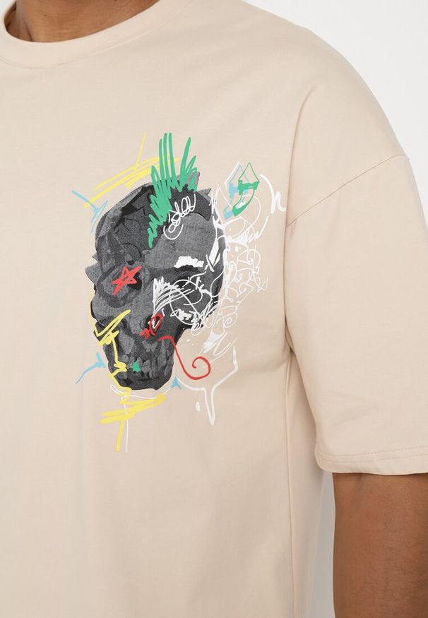 Born2be - Beżowa Koszulka z Krótkim Rękawem T-Shirt z Nadrukiem z Przodu i na Plecach Franestia. Okazja: na co dzień. Kolor: beżowy. Materiał: jeans. Długość rękawa: krótki rękaw. Długość: krótkie. Wzór: nadruk. Styl: elegancki, casual