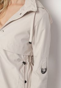 Born2be - Jasnobeżowa Kurtka Parka z Kapturem Odpinanym w Stylu Utility Janiora. Okazja: na co dzień. Typ kołnierza: kaptur. Kolor: beżowy. Długość rękawa: długi rękaw. Długość: długie. Styl: casual, klasyczny #3