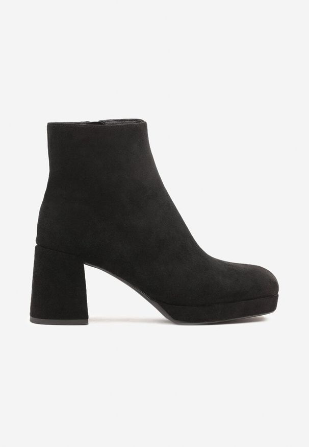 Renee - Czarne Botki Vices do Kostki z Imitacji Zamszu na Słupkowym Obcasie Vedvira. Okazja: na co dzień. Kolor: czarny. Materiał: zamsz. Obcas: na obcasie. Styl: casual, elegancki. Wysokość obcasa: średni