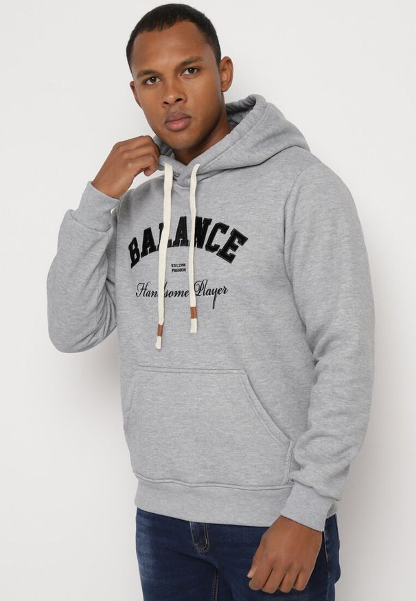 Born2be - Szara Bluza z Bawełną i Kapturem Ozdobiona Napisem Arfesia. Okazja: na co dzień, na spotkanie biznesowe. Kolor: szary. Materiał: bawełna. Wzór: aplikacja, napisy. Styl: biznesowy, casual