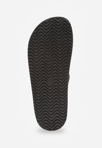 Born2be - Czarne Klapki Mule z Ozdobnymi Wycięciami i Regulowanym Paskiem z Klamerką Aene. Okazja: na co dzień. Kolor: czarny. Materiał: jeans, zamsz, len. Wzór: haft. Sezon: lato. Styl: boho, wakacyjny, casual #3