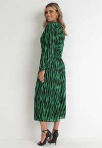 Born2be - Zielona Rozkloszowana Sukienka Plisowana z Paskiem Famalee. Kolor: zielony. Typ sukienki: kopertowe. Styl: elegancki. Długość: maxi #3