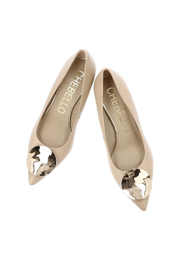 CheBello - Czółenka damskie Chebello, ze skóry naturalnej licowej szpiczasty nosek metalowa ozdoba na przodzie niski obcas typu kitten heel, beżowe, 4929_-308-0. Okazja: na spotkanie biznesowe. Nosek buta: szpiczasty. Kolor: beżowy. Materiał: skóra. Wzór: aplikacja. Obcas: na obcasie. Styl: biznesowy, elegancki. Wysokość obcasa: niski