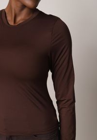 Born2be - Brązowa Gładka Bluzka z Długim Rękawem z Bawełną Moaneta. Okazja: na co dzień. Kolor: brązowy. Materiał: bawełna. Długość rękawa: długi rękaw. Długość: długie. Wzór: gładki. Styl: casual, elegancki, klasyczny #5