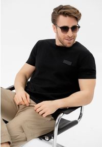 Volcano - Bawełniany t-shirt, Comfort Fit, T-INDU. Okazja: na co dzień. Kolor: czarny. Materiał: bawełna. Długość rękawa: krótki rękaw. Długość: krótkie. Wzór: gładki. Styl: casual, elegancki, klasyczny #1