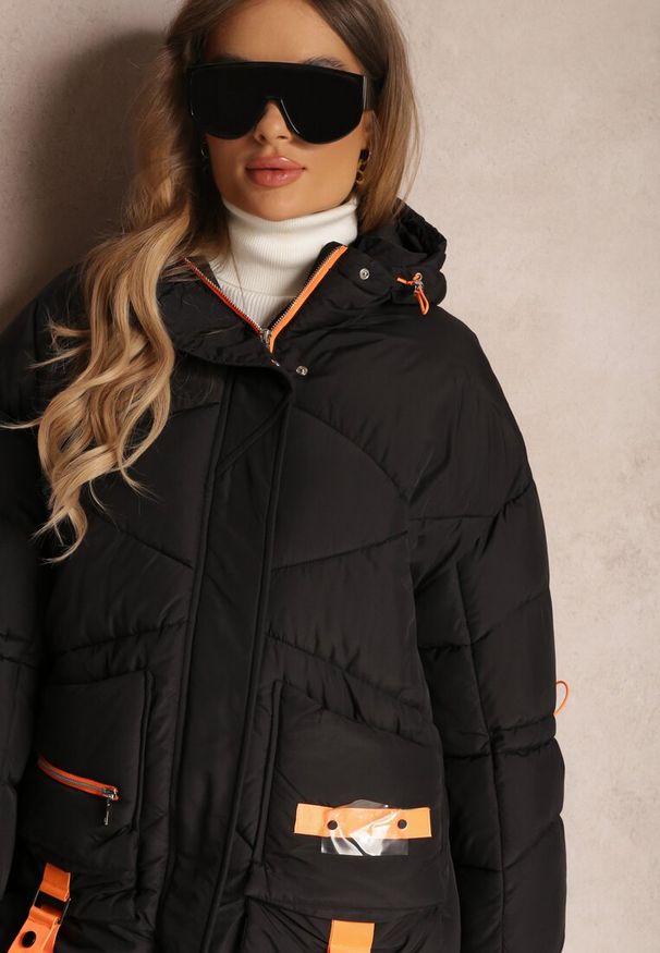 Renee - Czarna Kurtka Pikowana Kagia. Typ kołnierza: komin. Kolor: czarny. Materiał: jeans, wełna, materiał. Długość rękawa: długi rękaw. Długość: długie. Wzór: paski, aplikacja. Sezon: zima
