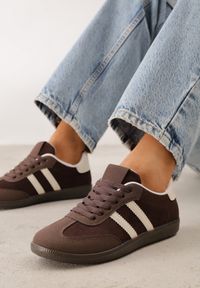 Renee - Ciemnobrązowe Sneakersy z Ekozamszu na Płaskiej Podeszwie Pemeriana. Okazja: na uczelnię, na co dzień, na spacer. Nosek buta: okrągły. Zapięcie: sznurówki. Kolor: brązowy. Szerokość cholewki: normalna. Materiał: skóra, zamsz, materiał. Obcas: na płaskiej podeszwie. Wysokość obcasa: niski. Sport: turystyka piesza #1