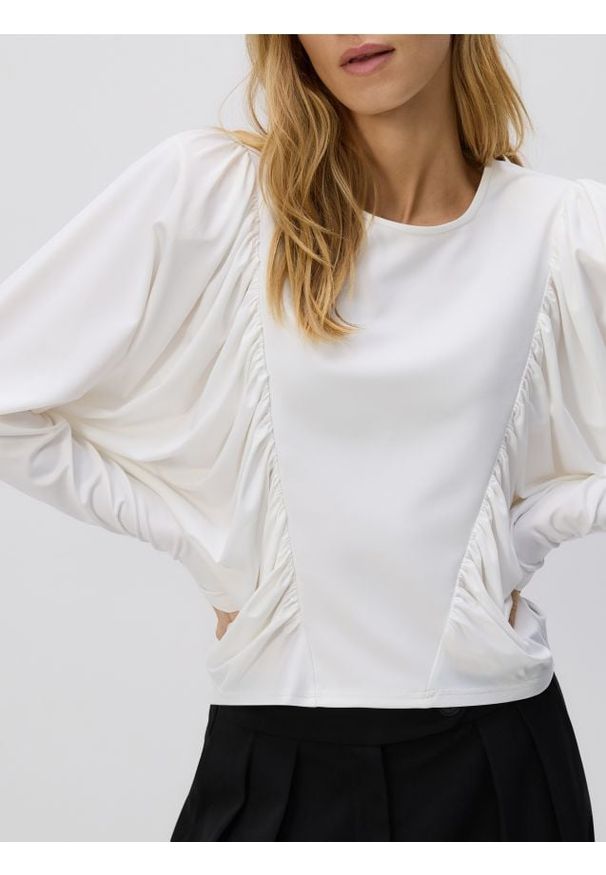 Reserved - Bluzka z poduszkami na ramionach - biały. Kolor: biały. Materiał: tkanina