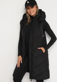 Born2be - Czarna Pikowana Kamizelka na Suwak z Kapturem i Sznurkami Mivissea. Typ kołnierza: kaptur. Kolor: czarny. Styl: sportowy, elegancki