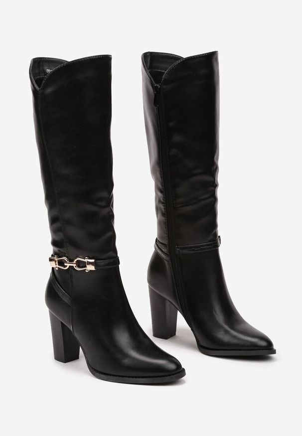 Renee - Czarne Kozaki na Słupku Muszkieterki z Klamerką Vortilina. Okazja: na co dzień. Nosek buta: okrągły. Kolor: czarny. Materiał: jeans. Obcas: na słupku. Styl: wizytowy, casual, elegancki