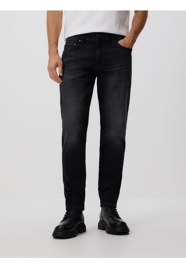 Reserved - Jeansy slim z efektem sprania - szary. Kolor: szary