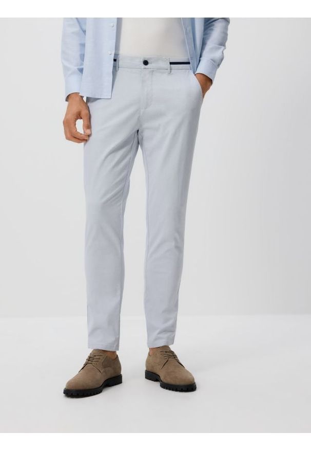 Reserved - Spodnie chino slim fit - jasnoniebieski. Kolor: niebieski. Materiał: tkanina, bawełna