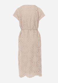 Renee - Beżowa Bawełniana Sukienka o Haftowanym Wykończeniu z Materiałowym Paskiem w Talii Dimla. Typ kołnierza: dekolt w kształcie V. Kolor: beżowy. Materiał: materiał, bawełna. Długość rękawa: krótki rękaw. Wzór: haft #5