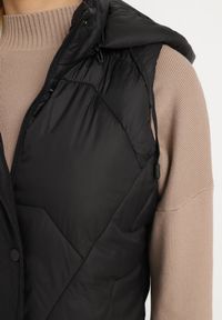 Born2be - Czarna Pikowana Kamizelka z Odpinanym Kapturem i Ściągaczami Lorianvia. Okazja: na spacer, na co dzień. Kolor: czarny. Materiał: jeans. Styl: casual, elegancki, sportowy #3