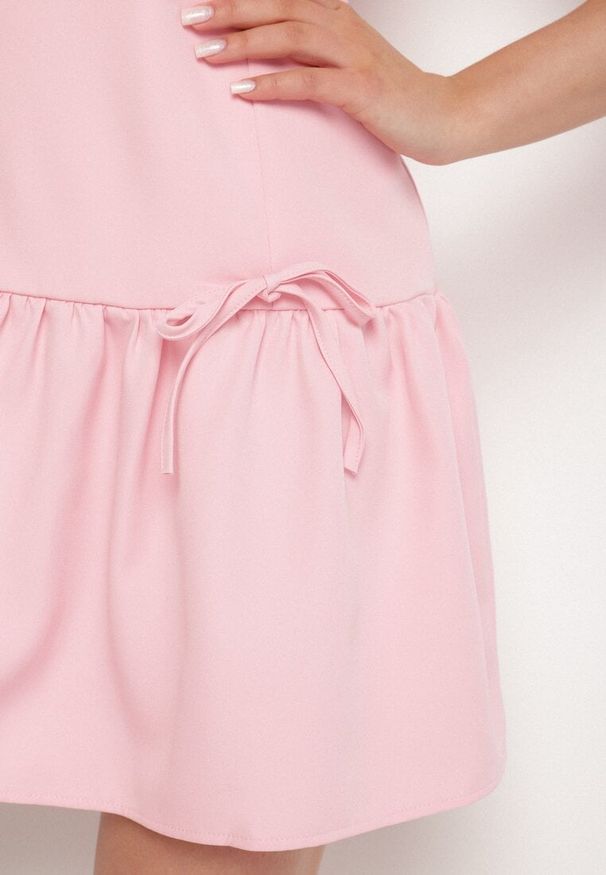 Born2be - Różowa Rozkloszowana Sukienka Vices Bez Rękawów z Obniżonym Stanem i Kokardkami Folinesa. Okazja: na co dzień. Typ kołnierza: kokarda. Kolor: różowy. Długość rękawa: bez rękawów. Styl: elegancki, casual, klasyczny