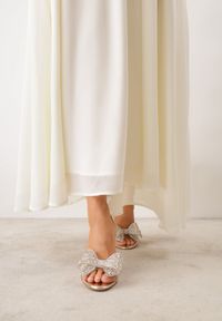 Born2be - Złote Eleganckie Sandały Transparentne VICES na Szpilce z Kokardą z Cyrkoniami Pirera. Okazja: na komunię, na wesele, na studniówkę, na ślub cywilny. Zapięcie: pasek. Kolor: złoty. Obcas: na szpilce. Styl: elegancki #1