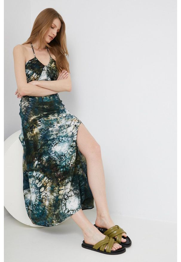 Answear Lab sukienka maxi rozkloszowana. Kolor: niebieski. Materiał: tkanina. Typ sukienki: rozkloszowane. Styl: wakacyjny. Długość: maxi
