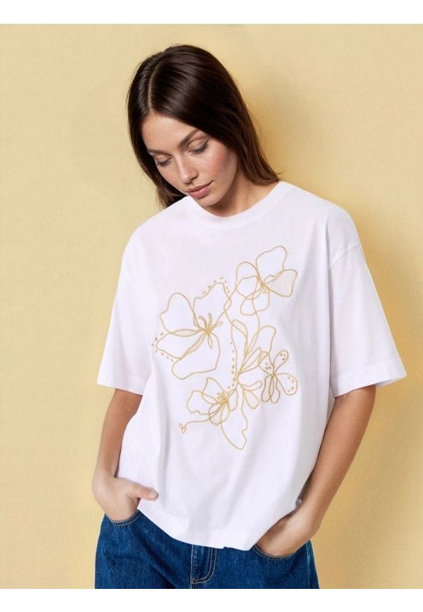 Sinsay - Bawełniana koszulka z haftem - kremowy. Kolor: kremowy. Materiał: bawełna. Wzór: haft