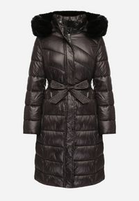 Born2be - Czarna Pikowana Kurtka o Długim Kroju z Odpinanym Kapturem z Futerkiem i Paskiem oleti. Okazja: na co dzień, na spacer. Kolor: czarny. Materiał: futro. Długość: długie. Sezon: zima. Styl: klasyczny, casual, elegancki #4