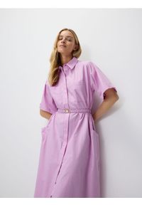 Reserved - Koszulowa sukienka midi z paskiem - fuksja. Kolor: różowy. Materiał: bawełna. Typ sukienki: koszulowe. Długość: midi