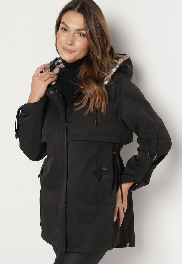 Born2be - Czarna Kurtka Parka z Kapturem i Kieszeniami z Możliwością Ściągnięcia w Talii Kailisse. Okazja: na co dzień. Typ kołnierza: kaptur. Kolor: czarny. Materiał: jeans. Styl: casual, klasyczny