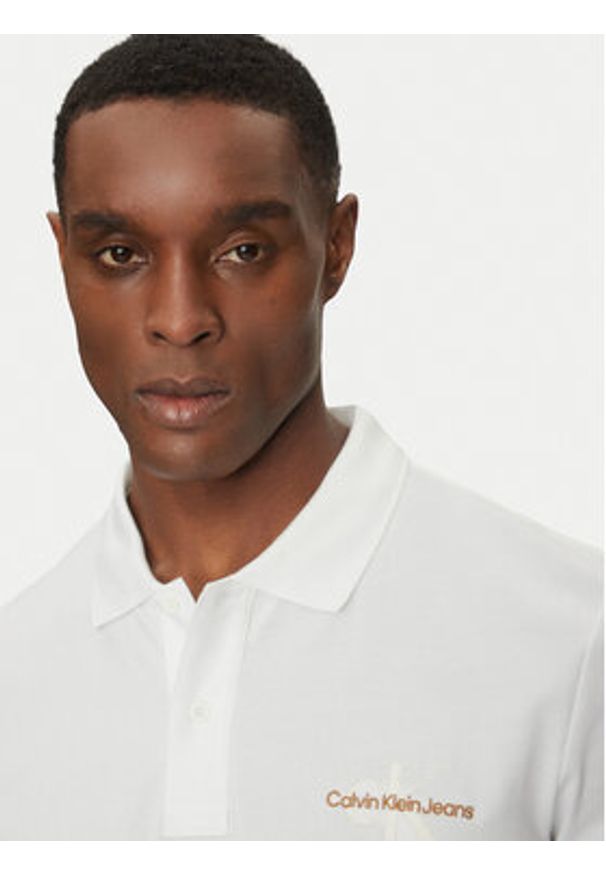 Calvin Klein Jeans Polo Monologo J30J325664 Biały Regular Fit. Typ kołnierza: polo. Kolor: biały. Materiał: bawełna