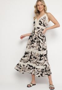 Born2be - Czarna Bawełniana Sukienka Rozkloszowana z Koronką w Tropikalny Wzór Alusela. Okazja: na co dzień. Typ kołnierza: dekolt w serek. Kolor: czarny. Materiał: koronka, bawełna. Długość rękawa: na ramiączkach. Wzór: koronka. Typ sukienki: rozkloszowane. Styl: casual, elegancki #1