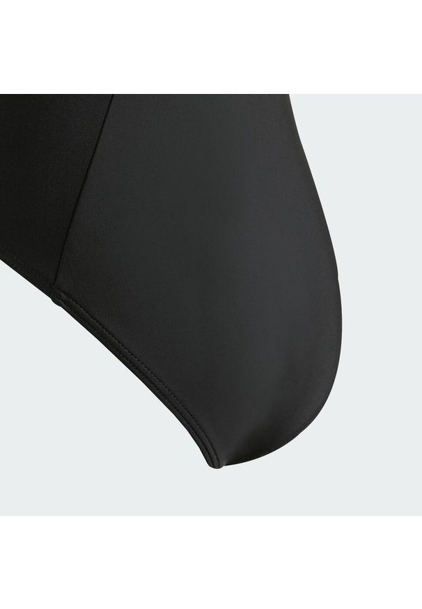 Adidas - Kostium kąpielowy dla dzieci z logo i tyłem typu C-back. Kolor: biały, wielokolorowy, czarny. Materiał: tkanina