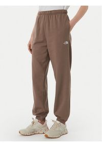 The North Face Spodnie dresowe Evolution Simple Dome NF0A8CWV Brązowy jasny Regular Fit. Kolor: brązowy. Materiał: bawełna #1