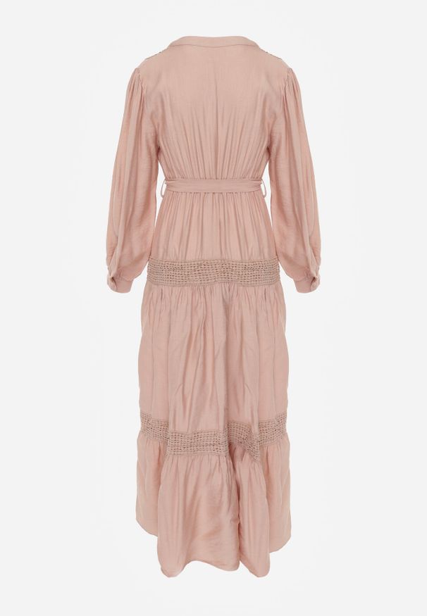 Born2be - Jasnoróżowa Rozkloszowana Sukienka z Wiskozy z Wiązanym Paskiem i Koronką Reivoria. Okazja: na spacer, na co dzień. Typ kołnierza: dekolt w kształcie V. Kolor: różowy. Materiał: wiskoza, koronka. Długość rękawa: długi rękaw. Wzór: koronka. Styl: casual, klasyczny