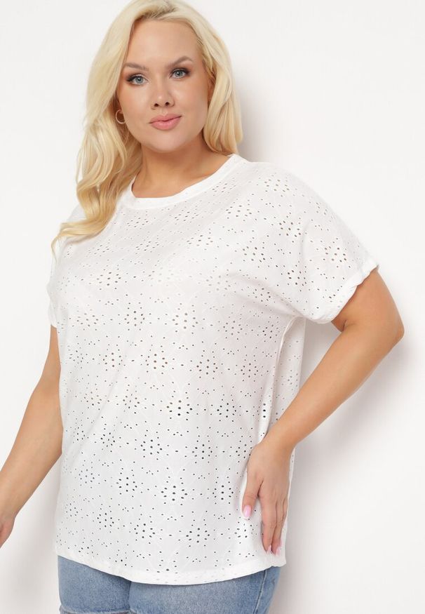 Born2be - Biały T-shirt Koszulka z Krótkim Rękawem z Ażurowej Tkaniny Nispia. Okazja: na co dzień. Kolekcja: plus size. Kolor: biały. Materiał: tkanina. Długość rękawa: krótki rękaw. Długość: krótkie. Wzór: ażurowy. Styl: elegancki, casual