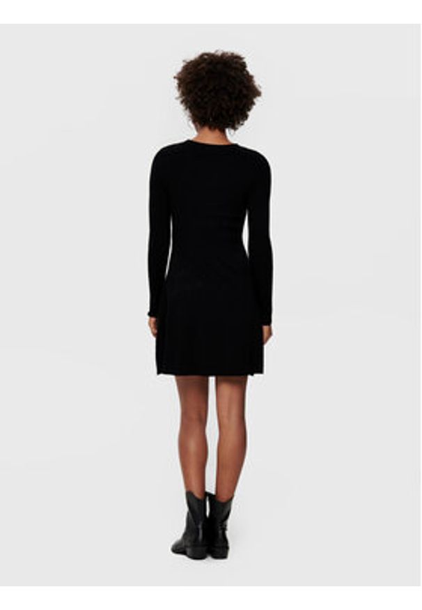 only - ONLY Sukienka dzianinowa Alma 15185761 Czarny Regular Fit. Kolor: czarny. Materiał: wiskoza
