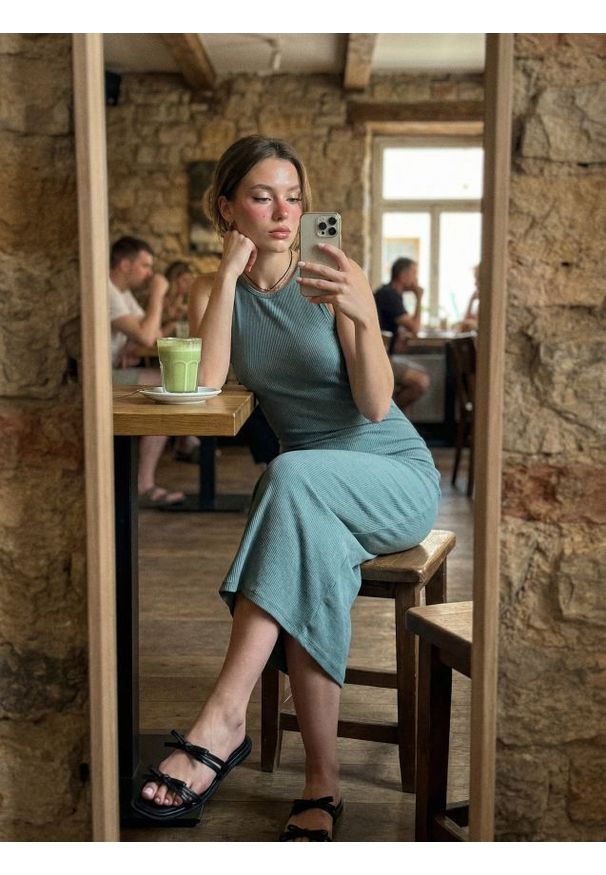 Sinsay - Dopasowana dzianinowa sukienka midi - zielony. Kolor: zielony. Materiał: dzianina. Długość: midi