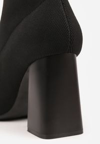 Renee - Czarne Botki Vices na Słupku o Geometrycznym Kształcie i Elastyczną Cholewką Falessea. Okazja: na co dzień, na spotkanie biznesowe. Kolor: czarny. Szerokość cholewki: normalna. Wzór: geometria. Obcas: na słupku. Styl: street, biznesowy, elegancki, casual, klasyczny. Wysokość obcasa: średni #7