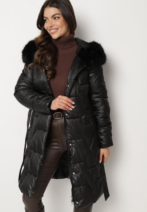 Born2be - Czarna Pikowana Kurtka o Długim Kroju Ozdobiona Paskiem i Odpinanym Futerkiem Milirra. Okazja: na spacer. Kolor: czarny. Materiał: futro. Długość: długie. Wzór: aplikacja. Styl: elegancki, wizytowy