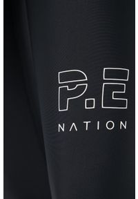 P.E Nation Legginsy damskie kolor czarny z nadrukiem. Stan: podwyższony. Kolor: czarny. Materiał: poliester. Wzór: nadruk