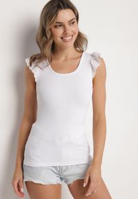 Born2be - Biały Top z Ażurowymi Falbankami Bez Rękawów Sonnelle. Okazja: na co dzień. Typ kołnierza: kołnierz z falbankami. Kolor: biały. Materiał: jeans. Długość rękawa: bez rękawów. Wzór: ażurowy. Styl: klasyczny, elegancki, casual #4