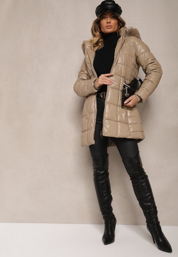 Renee - Ciemnobeżowa Kurtka z Pikowaniem i Odpinanym Kapturem Ozdobiona Futerkiem Izarella. Kolor: beżowy. Materiał: futro. Wzór: aplikacja. Styl: elegancki, street