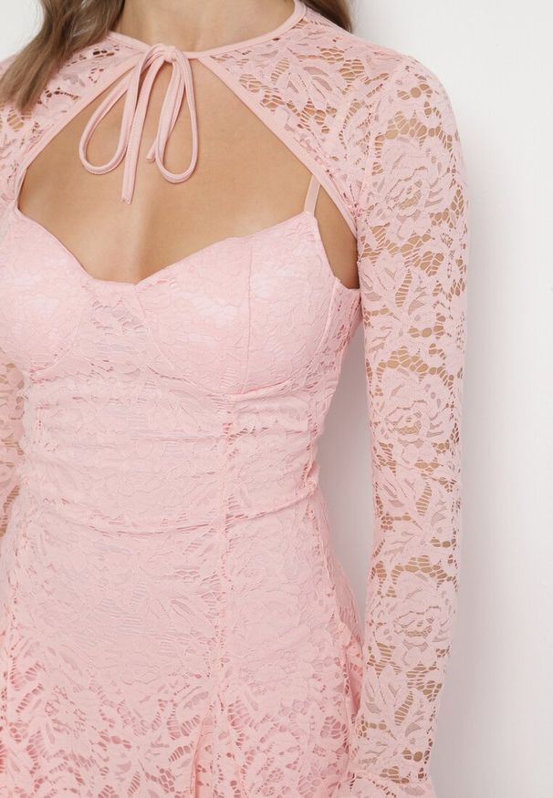 Born2be - Jasnoróżowa Rozkloszowana Sukienka Koktajlowa z Koronką i Bolerkiem Eyrfedi. Okazja: na ślub cywilny, na wesele, na randkę. Kolor: różowy. Materiał: koronka. Długość rękawa: na ramiączkach. Wzór: koronka. Styl: wizytowy