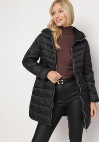 Born2be - Czarna Kurtka Pikowana z Nieodpinanym Kapturem Shorashi. Okazja: na co dzień. Kolor: czarny. Sezon: zima, jesień. Styl: casual #5