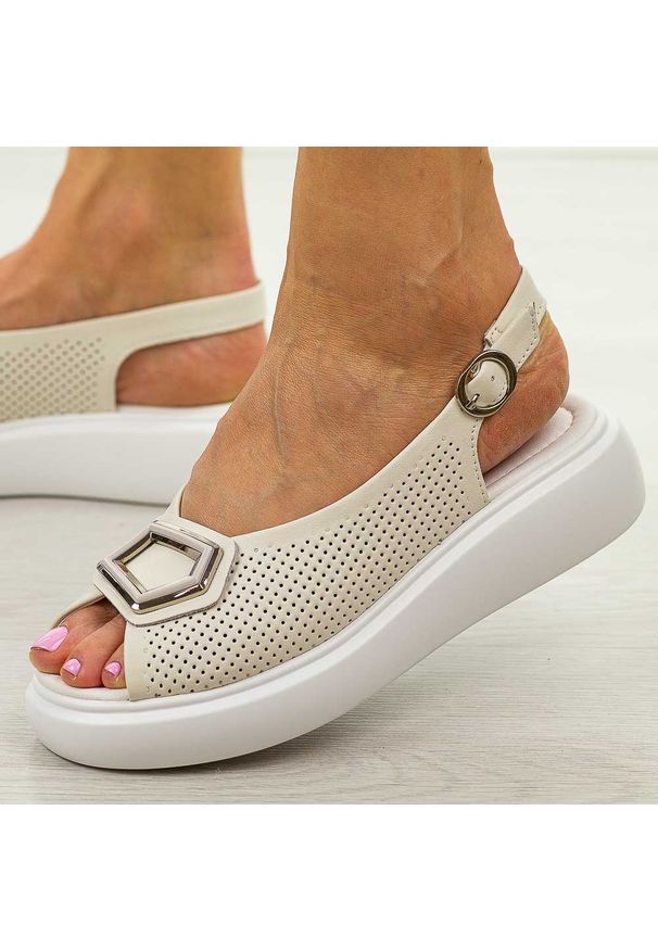 Beżowe ażurowe skórzane sandały damskie Cambell 07309. Okazja: na spacer, na co dzień. Kolor: beżowy. Materiał: skóra. Wzór: ażurowy. Sezon: wiosna, lato. Styl: casual, elegancki, klasyczny