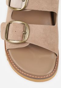 Renee - Ciemnobeżowe Klapki VICES Ozdobione Dużymi Klamrami Jenniviane. Nosek buta: otwarty. Kolor: beżowy. Materiał: skóra, zamsz. Wzór: aplikacja. Sezon: lato. Obcas: na obcasie. Wysokość obcasa: niski #5