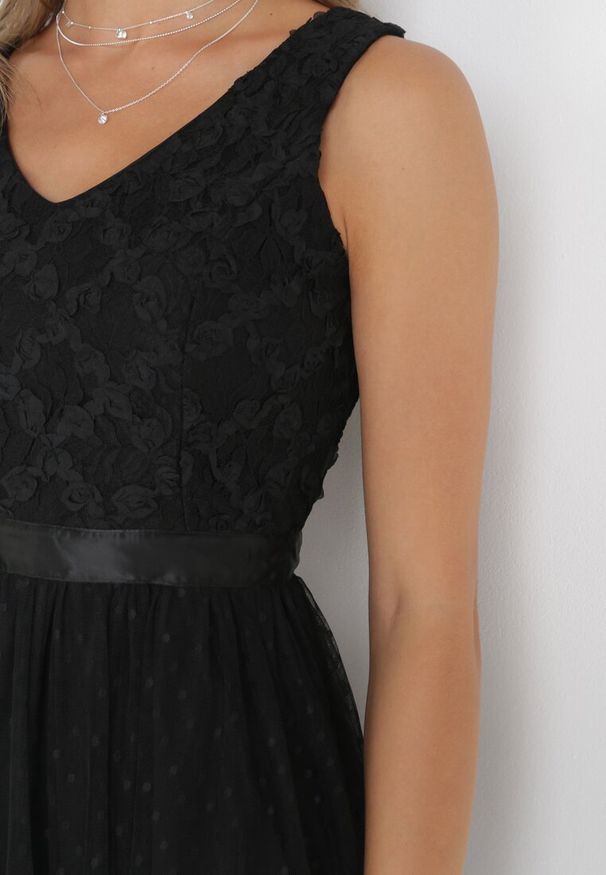 Born2be - Czarna Rozkloszowana Sukienka Midi z Ozdobnym Tiulem Celaina. Kolor: czarny. Materiał: tiul. Długość: midi