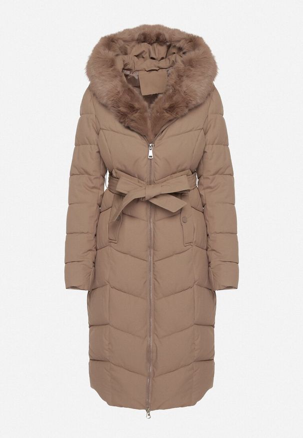 Born2be - Ciemnobeżowa Pikowana Kurtka z Futerkowym Obszyciem i Paskiem Samiria. Okazja: do pracy, na co dzień, na spotkanie biznesowe. Kolor: beżowy. Materiał: dzianina, jeans, futro, poliester. Styl: casual, klasyczny, biznesowy